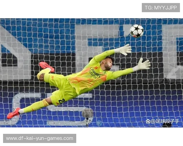 守门员在训练中演练“边线出击+后场短传”的战术配合