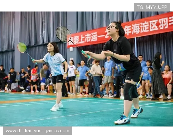 羽毛球选手的旋转奇迹：挥拍挥到转圈的精彩瞬间