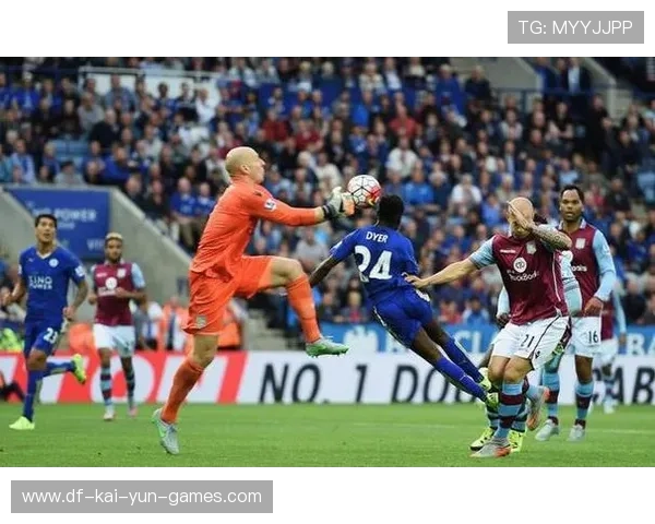 北京国安恩科洛洛回撤分边，边路顺势形成传中