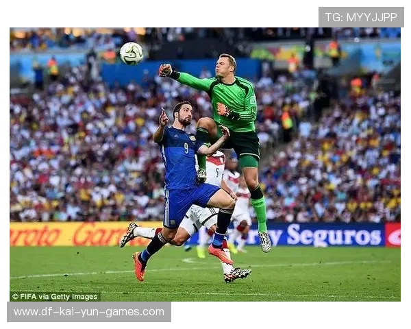 诺伊尔冲出禁区大脚解围,截断对手单刀球路线 诺伊尔冲出禁区大脚解围,截断对手单刀球路线